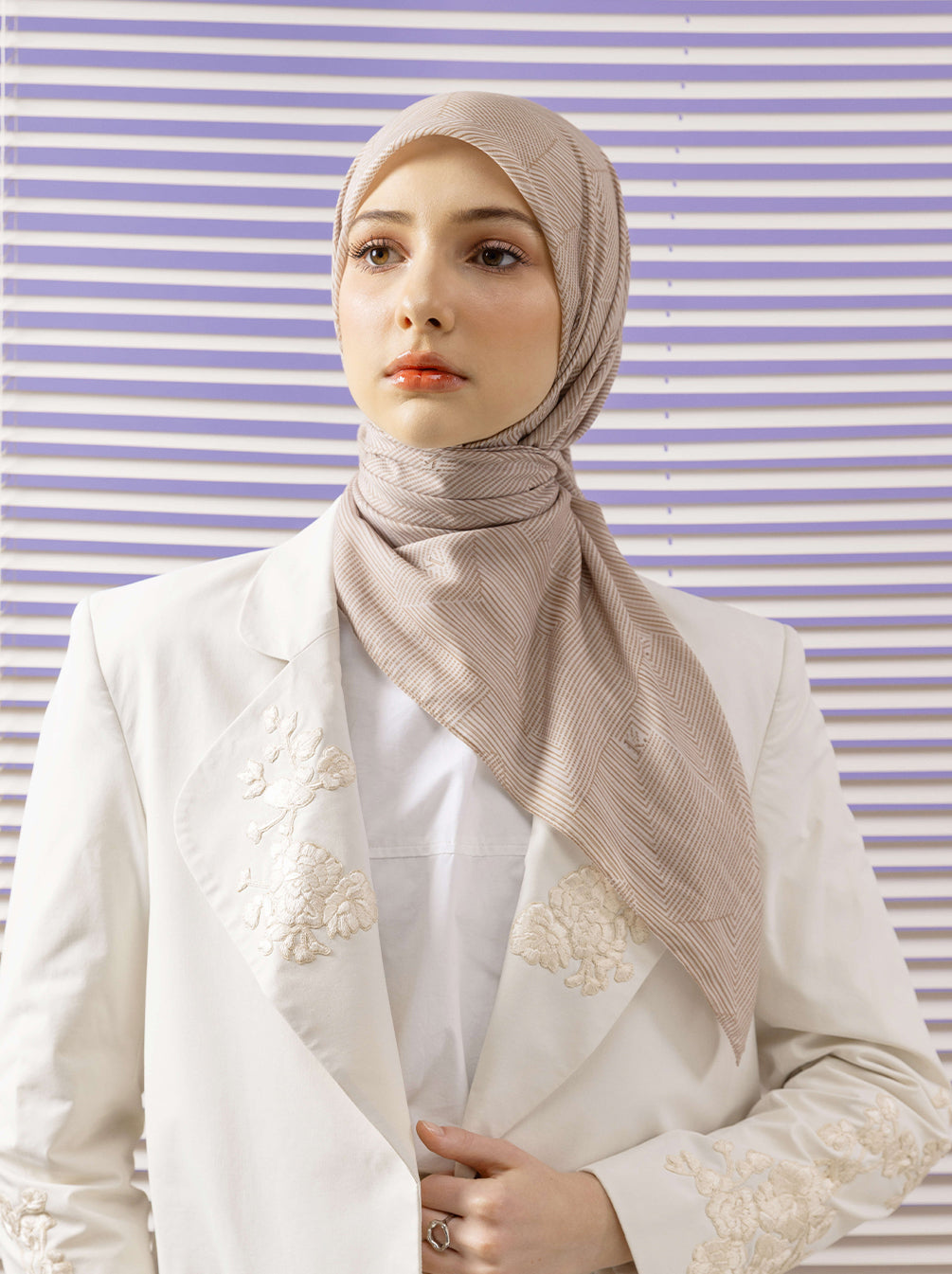 MONO ALLURA SIGNATURE SCARF LIGHT BROWN