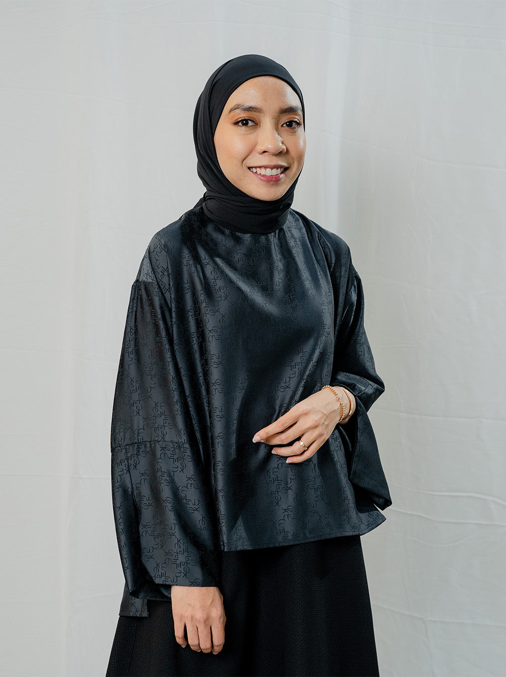 LIORA DROPSHOULDER TOP BLACK