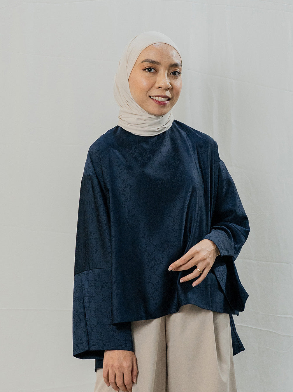 LIORA DROPSHOULDER TOP NAVY